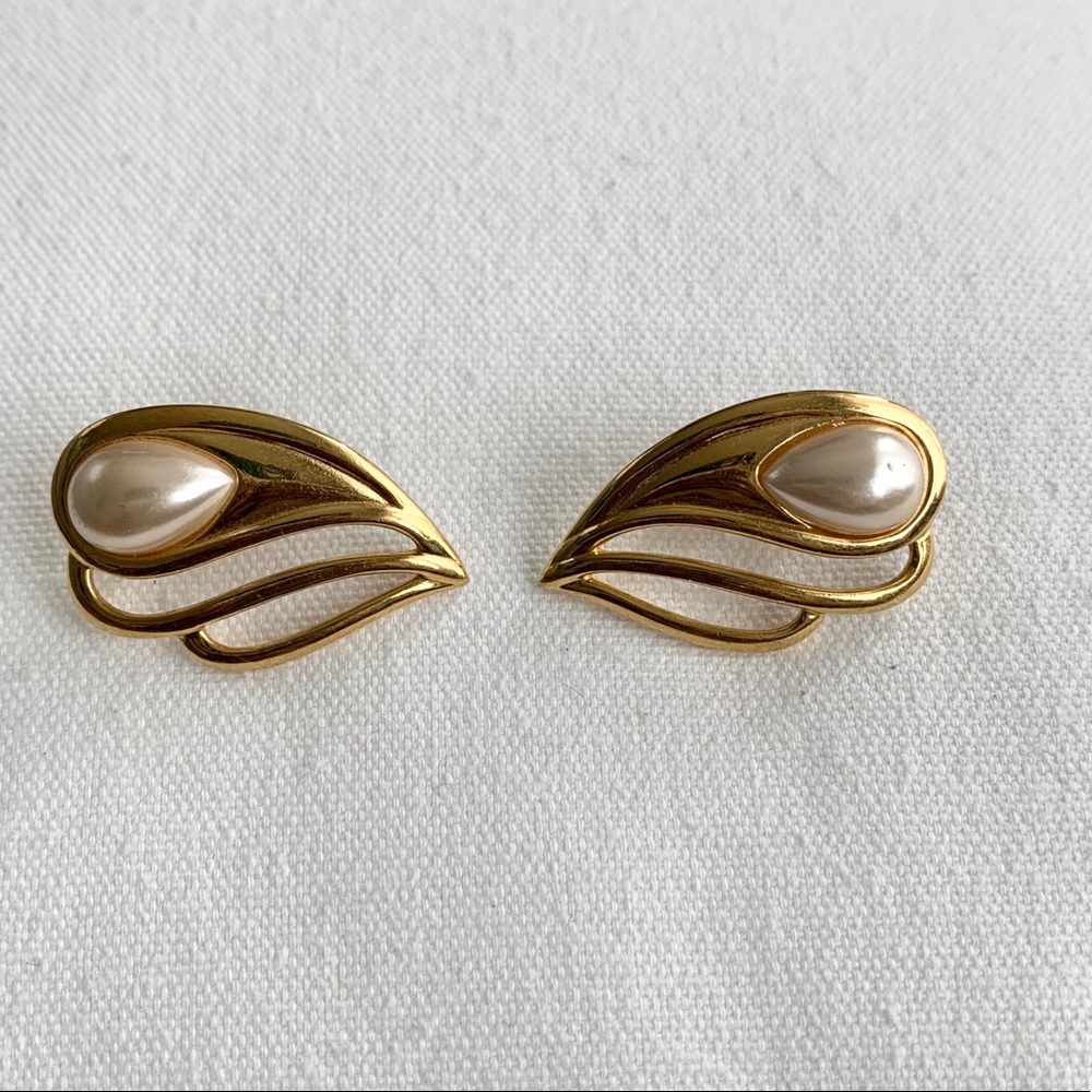 Vintage Napier pearl gold earring